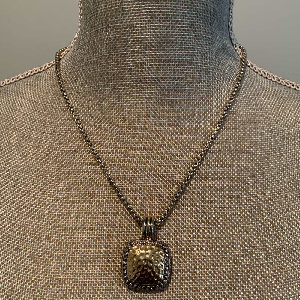 Gold pendant necklace